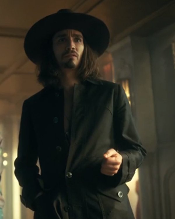 The_Umbrella_Academy_S03_Robert_Sheehan_Black_Coat_1