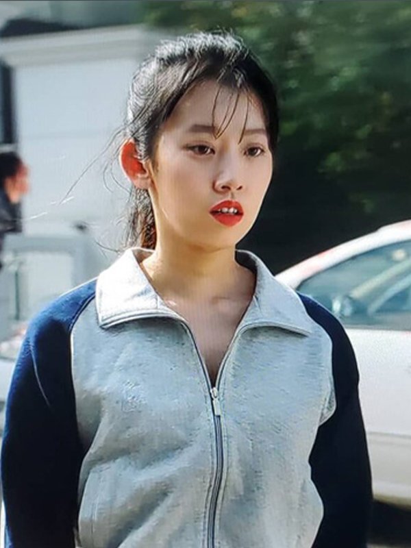 All_of_Us_Are_Dead_Min_Eun_ji_Grey_Jacket