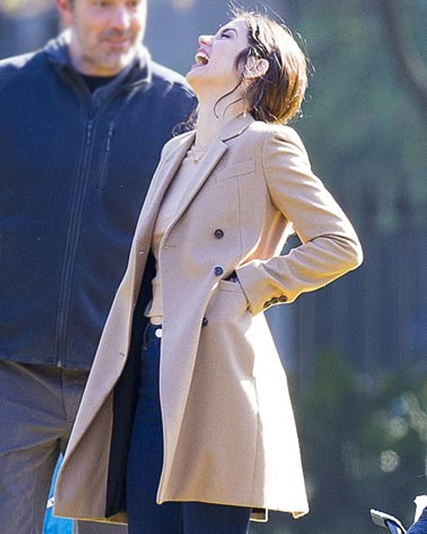 Deep_Water_Ana_de_Armas_Beige_Trench_Coat_5