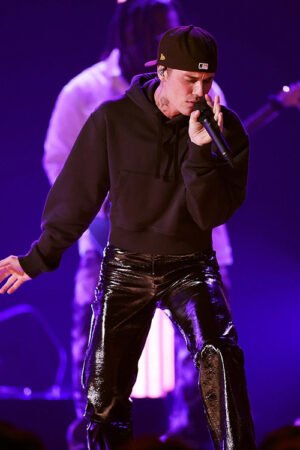 Grammy_2022_Justin_Bieber_Black_Hoodie