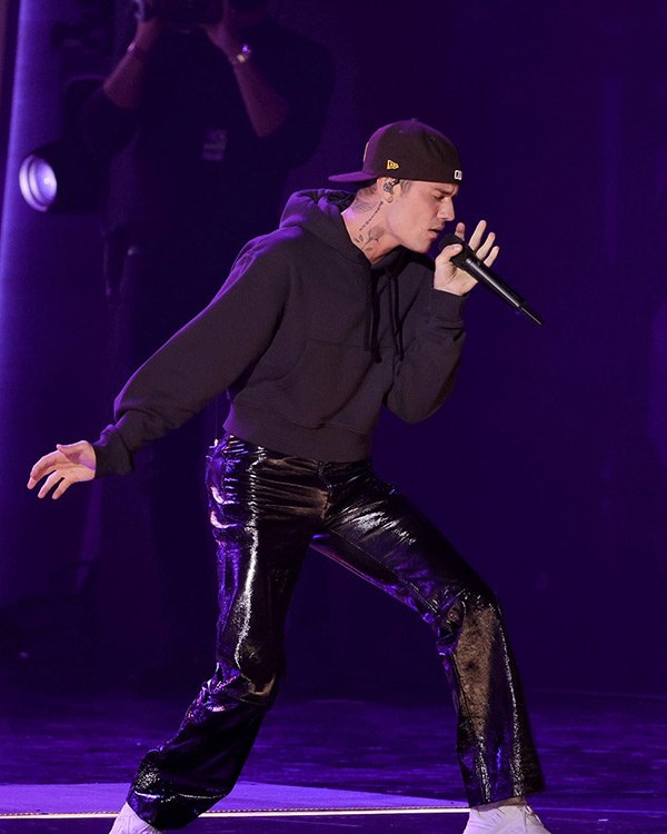 Grammy_2022_Justin_Bieber_Black_Hoodie_1