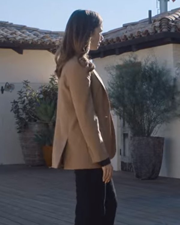 Windfall_2022_Lily_Collins_Blazer_3