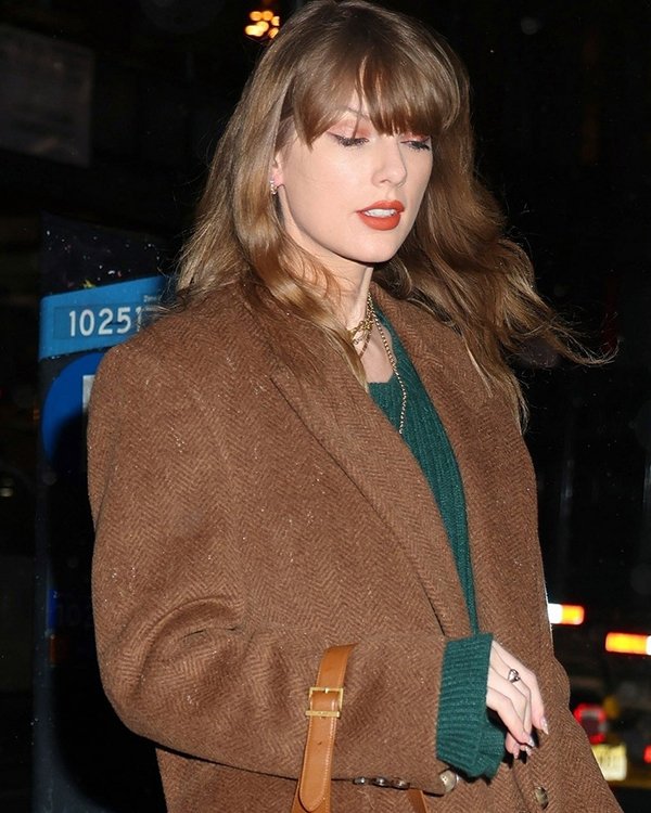 Taylor-Swift-NYC-Chic-Brown-Trench-Coat