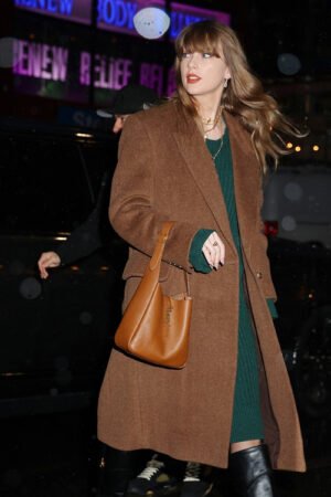 Taylor-Swift-NYC-Chic-Brown-Trench-Coat