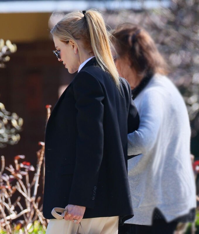 Nicole-Kidman-Black-Blazer-2-680x800