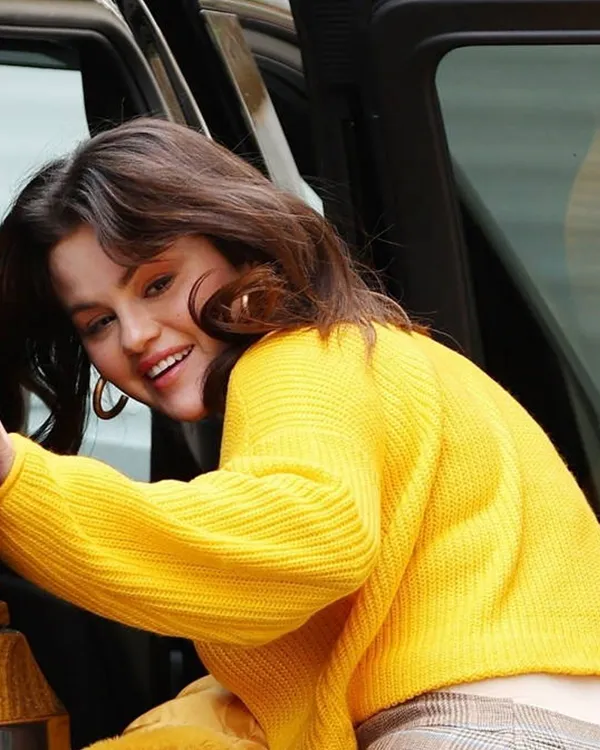 Only Murders in the Building 2024 Selena Gomez Yellow Sweater - Image 4
